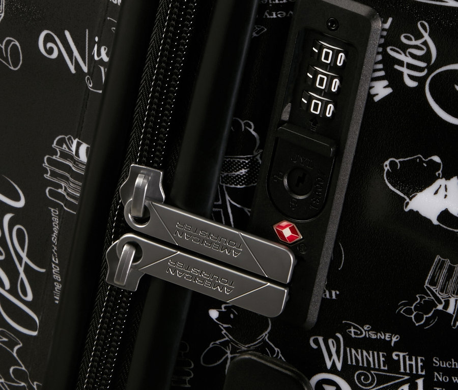 Detailansicht eines American Tourister Wavebreaker »Winnie Poo« Koffers in Schwarzweiß.