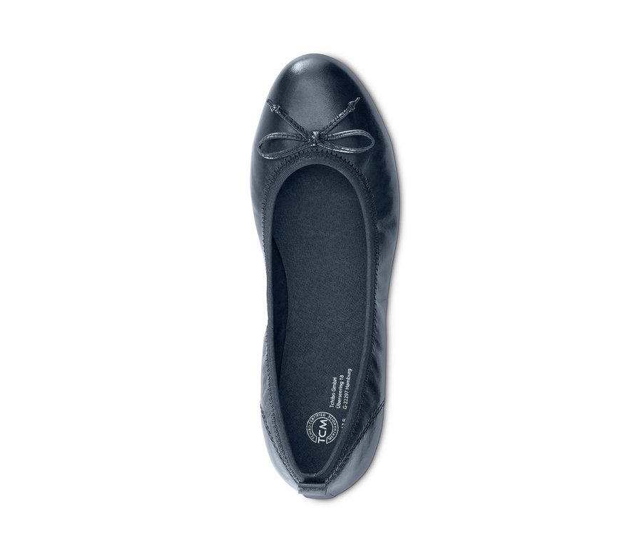Detailaufnahme von oben von dunkelblauen Leder-Ballerinas.