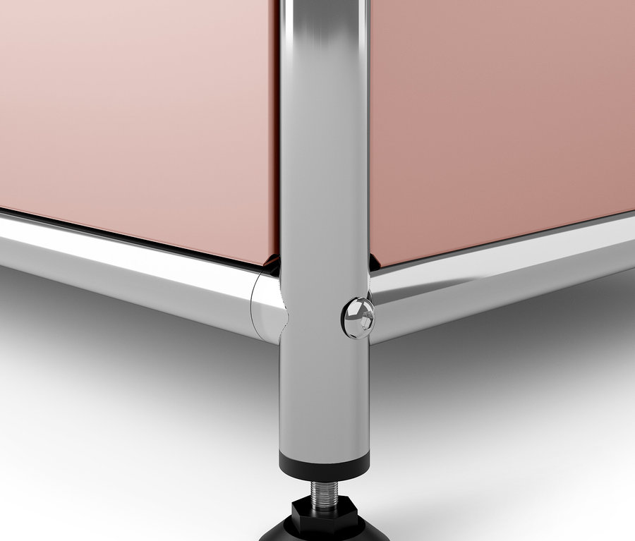 Detail einer Möbelecke mit verchromtem Bein, verstellbarer Höhe und rosa Paneelen.