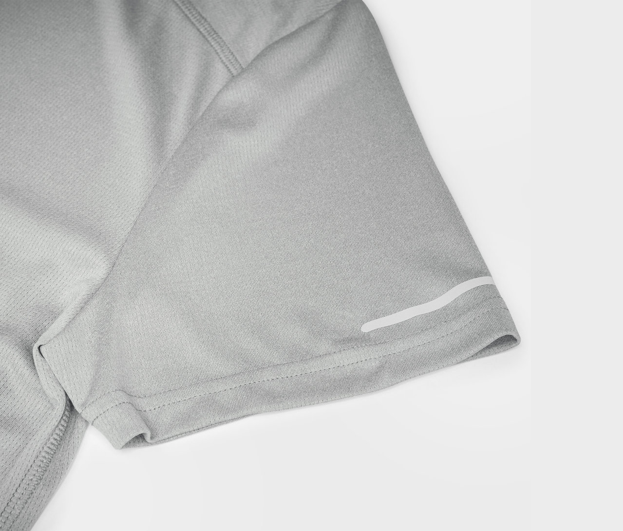 Detailaufnahme eines grauen Kurzarm-T-Shirts mit reflektierendem Streifen.