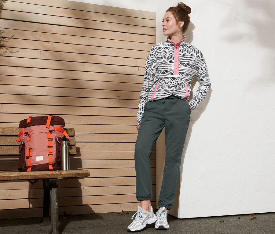Frau steht und trägt eine Softshell-Joggpants.