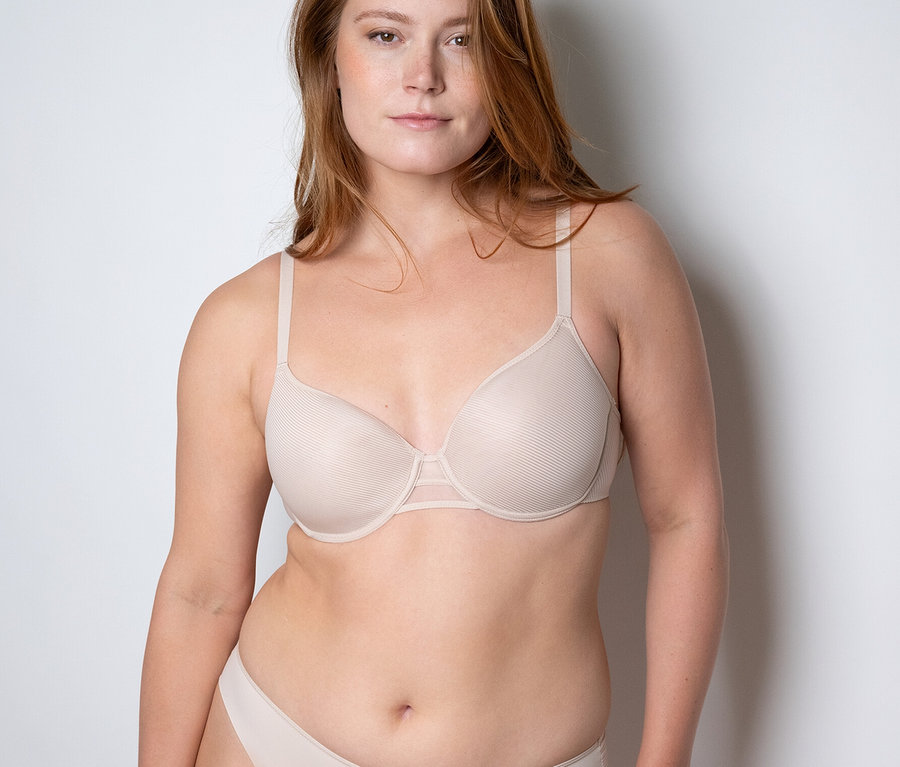 Frau trägt Passionata Spacer-BH »Nais« in Dune und passende Unterwäsche.