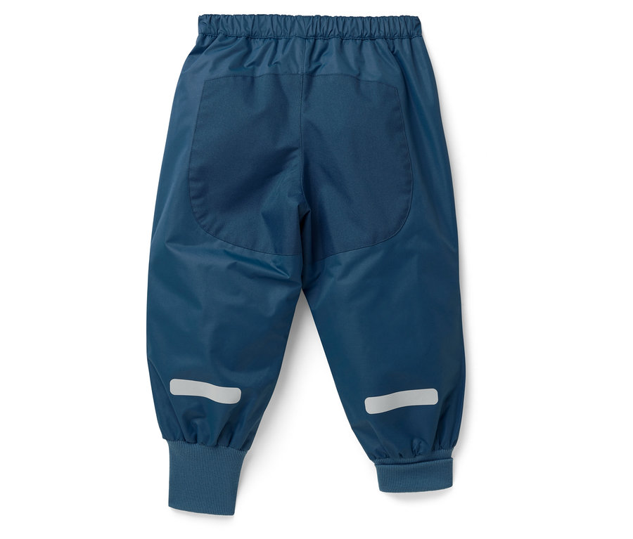 Blaue Kinderhose mit Gummizugbund und reflektierenden Streifen an den Hosenbeinen.