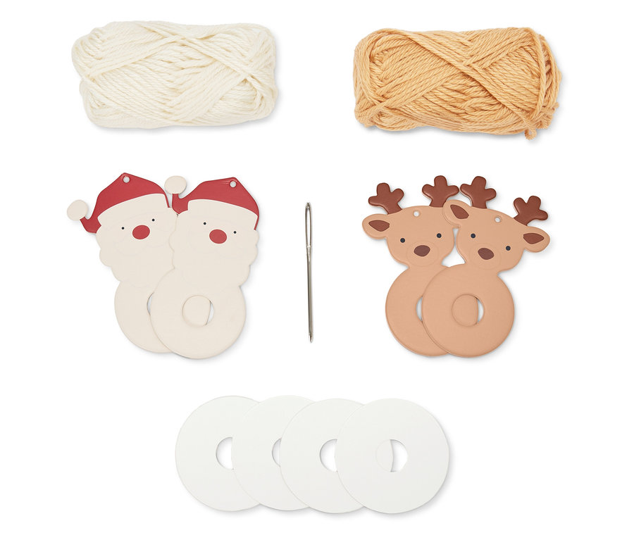 Zwei Knäuel Garn, zwei Weihnachtsmann-Ornamente, eine Nadel, zwei Rentier-Ornamente und vier weiße Kreise.