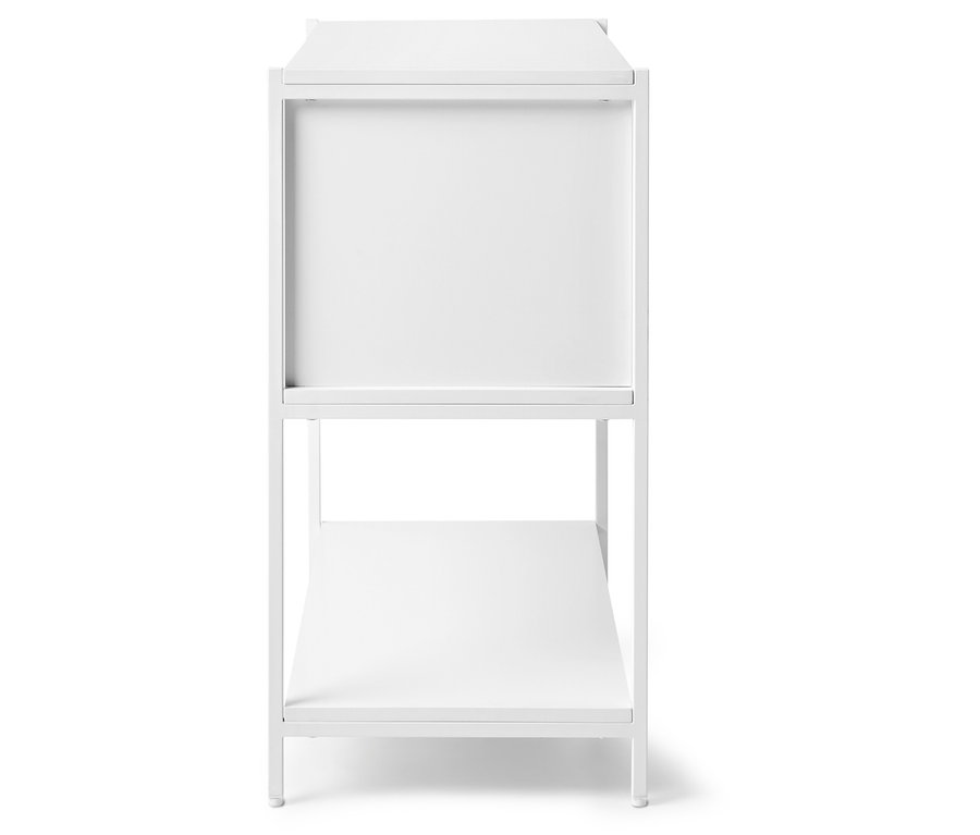 Ein weißes Metallregal mit zwei Ablagen.