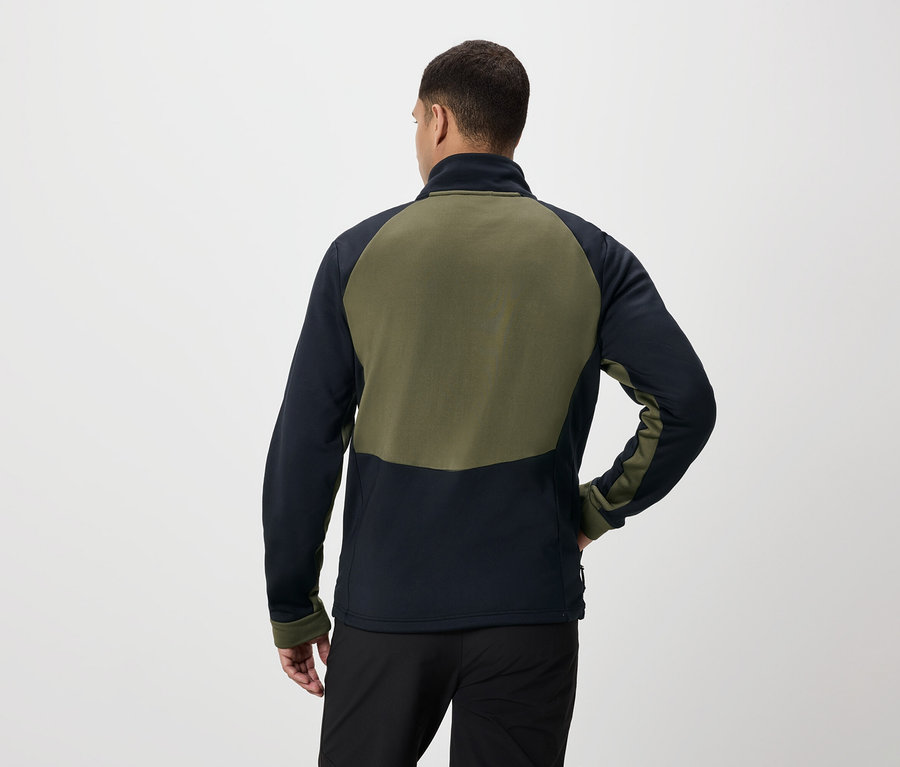 Mann von hinten trägt eine Fleecejacke mit olivgrünem Einsatz auf dem Rücken.