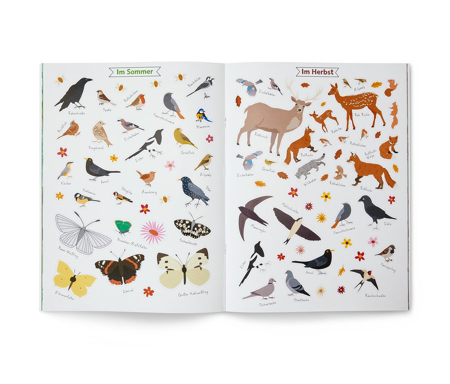 Ein geöffnetes "Mein Stickerbuch »Jahreszeiten«" zeigt Illustrationen von Tieren und Pflanzen im Sommer und Herbst.