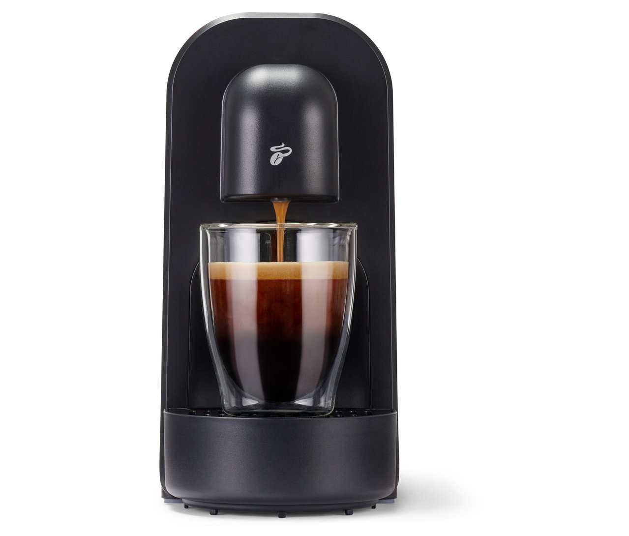 Die Cafissimo now white befüllt ein Glas mit Kaffee.