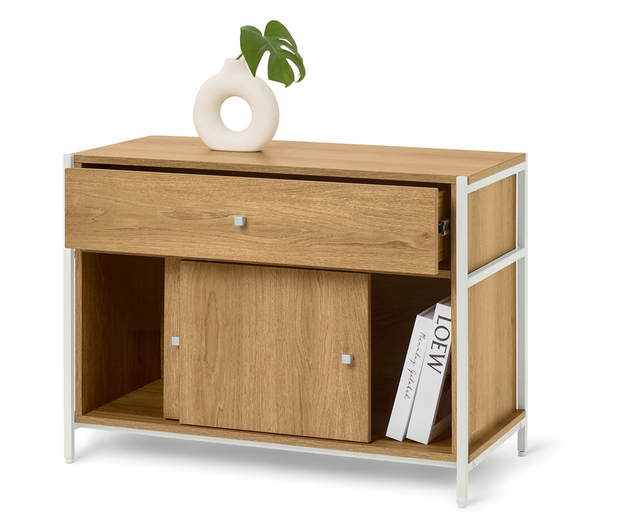 Ein Sideboard aus hellem Holz mit weißem Metallrahmen, einer offenen Schublade, einer Schiebetür und Büchern.