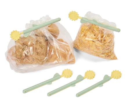 Brot und Cornflakes sind mit hellgrünen und gelben Frischhaltestäben verschlossen.