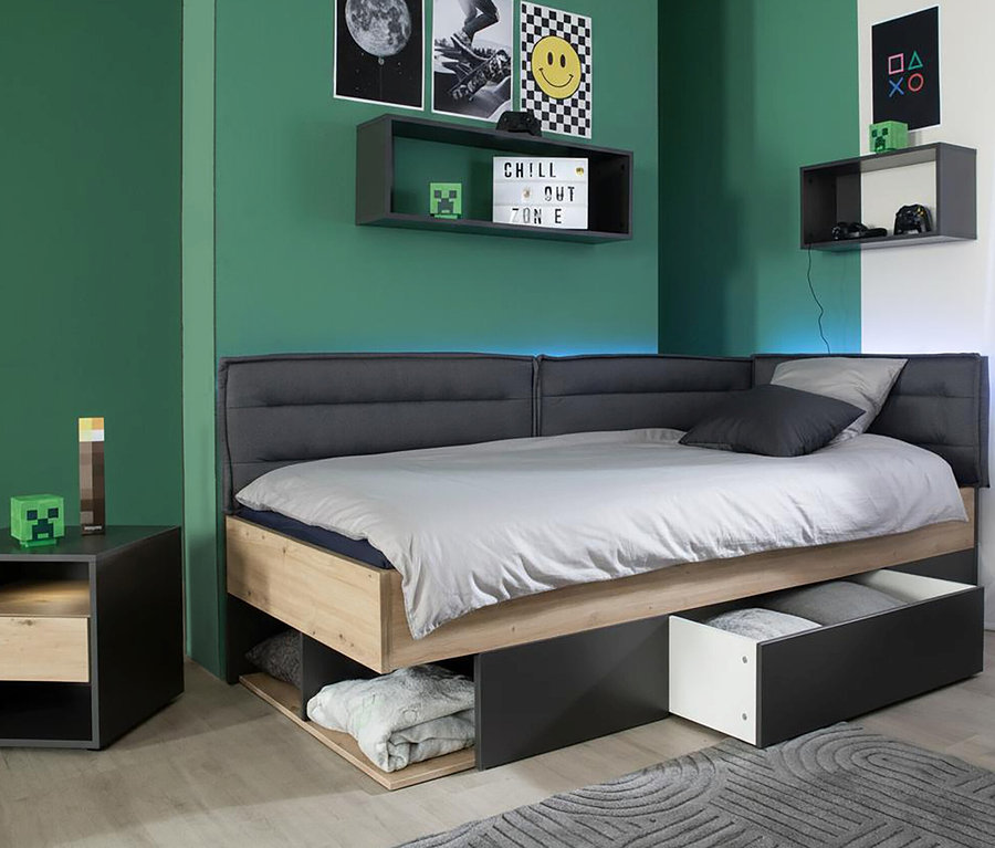 Zimmer mit Bett, Nachttisch und zwei grauen Roba Wandregalen »Marvin«, 90 cm.