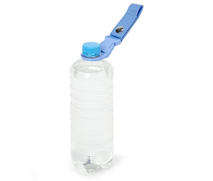 Eine gefüllte Wasserflasche mit blauem Verschluss und blauem Trageband auf weißem Hintergrund.