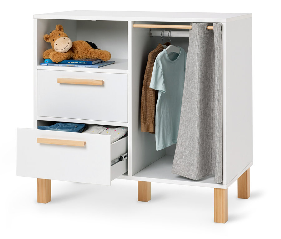 Weißer Kinderschrank mit Schubladen und Kleiderstange, auf der Kleidung hängt. Auf der oberen Ablage liegt ein Stofftier.