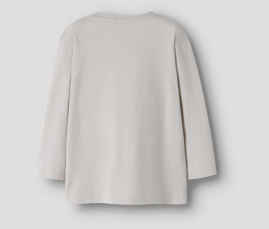 Detailansicht von hinten eines hellgrauen, langärmeligen NAME IT Shirts.