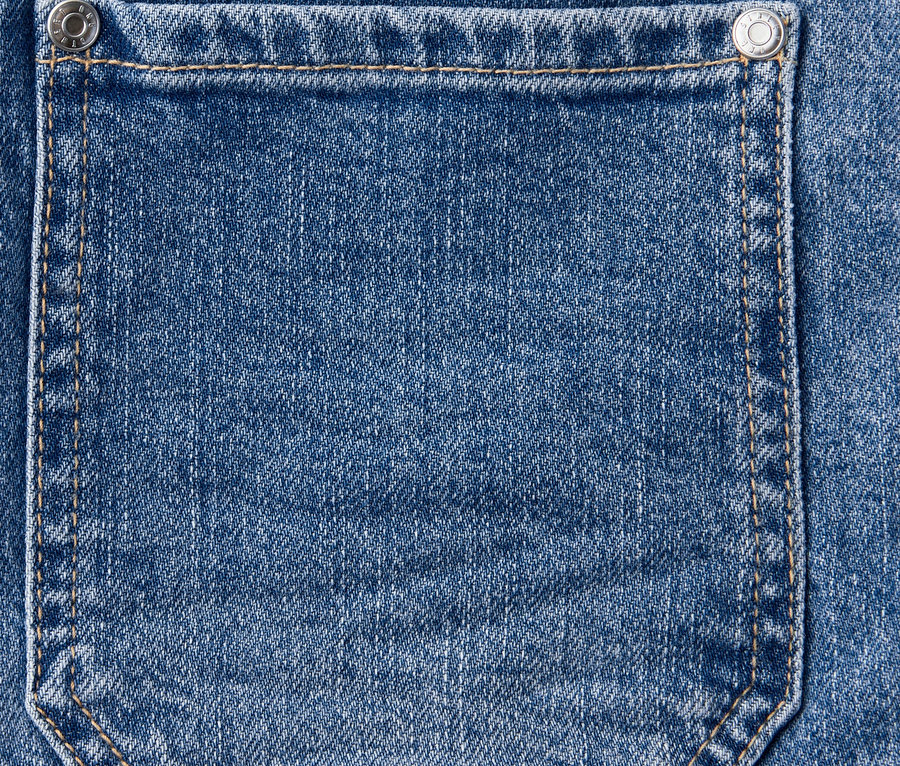 Detailaufnahme der Gesäßtasche der blauen Street One Jeans »Amalia«.