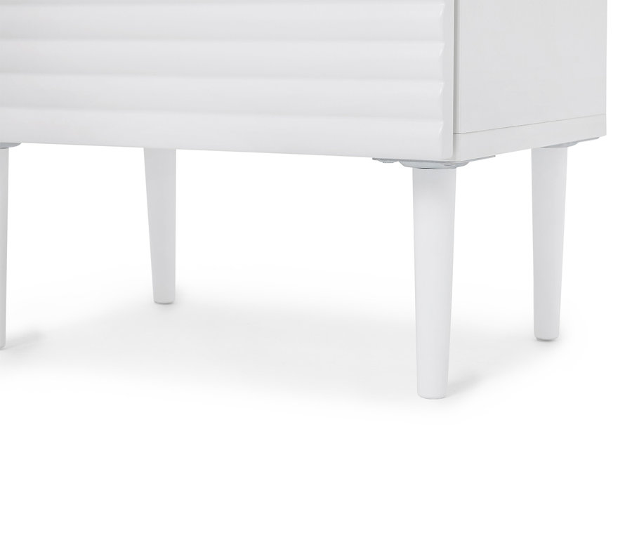 Detailansicht eines weißen Nachttisches mit schlichtem Design und vier konischen Beinen.