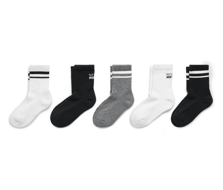 Fünf Paar Socken in Weiß, Schwarz und Grau sind aufgereiht.