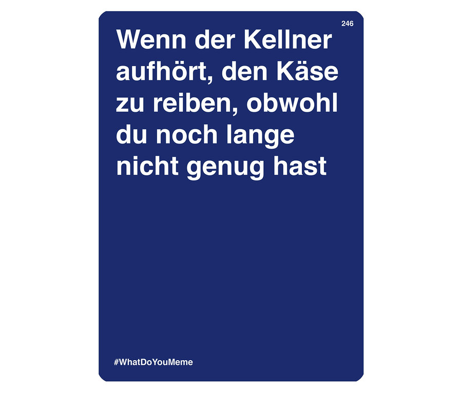 Blaue Karte mit dem Text "Wenn der Kellner aufhört, den Käse zu reiben, obwohl du noch lange nicht genug hast #WhatDoYouMeme"