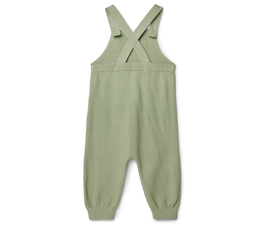 Ein einzelner hellgrüner Strickstrampler liegt flach auf einem weißen Hintergrund.