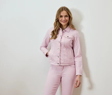 Frau trägt eine rosa Jeansjacke und passende Jeans.
