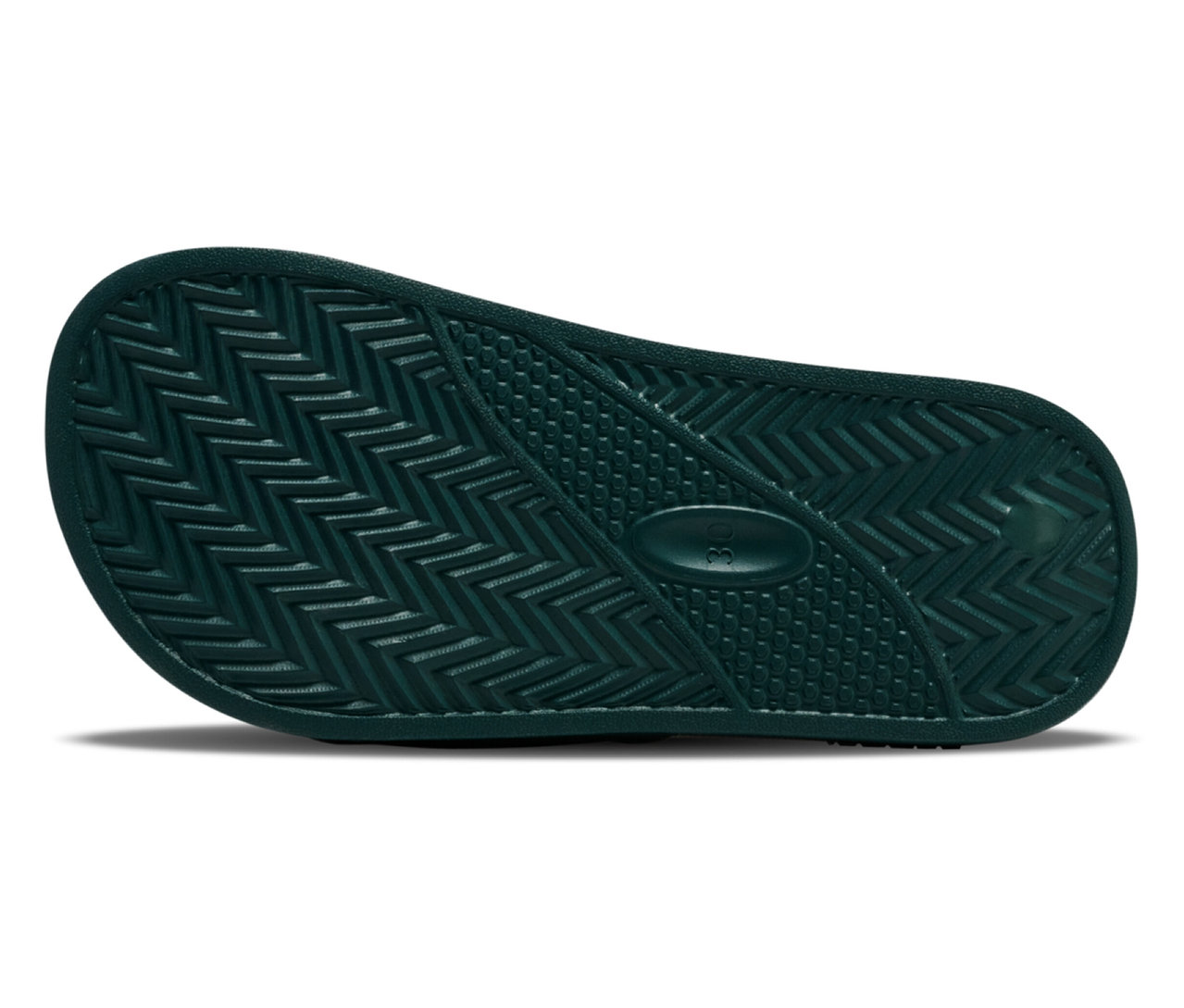 Nahaufnahme der Sohle einer grünen hummel® Pool Slide JR Badelatsche mit Rillenmuster.