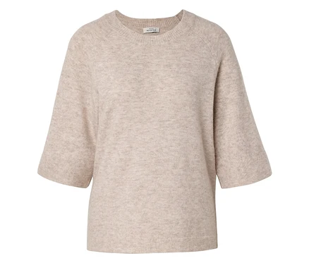 Beiger Strickpullover mit kurzen, weiten Ärmeln und Rundhalsausschnitt liegt auf einem weißen Hintergrund.