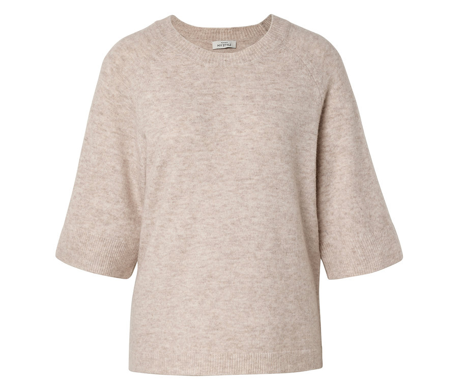 Beiger Strickpullover mit kurzen, weiten Ärmeln und Rundhalsausschnitt liegt auf einem weißen Hintergrund.