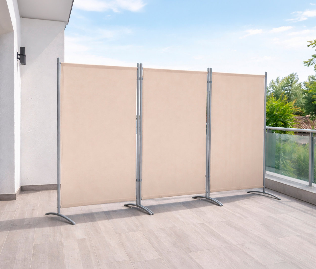 Beige Leco Stellwand, 3-teilig, auf einem Balkon mit Glasgeländer und Fliesenboden.