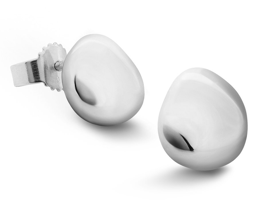 Nahaufnahme von zwei silbernen Ohrsteckern in Tropfenform auf weißem Grund.