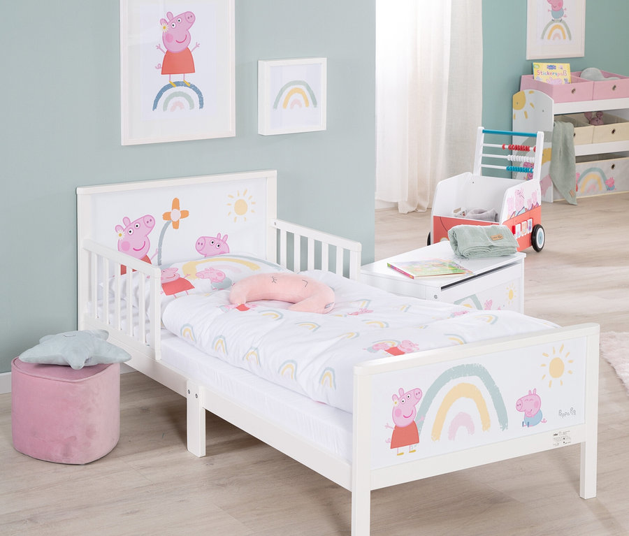 Kinderzimmer mit weißem Peppa Pig-Bett, rosa Hocker und Spielzeugtruhe.