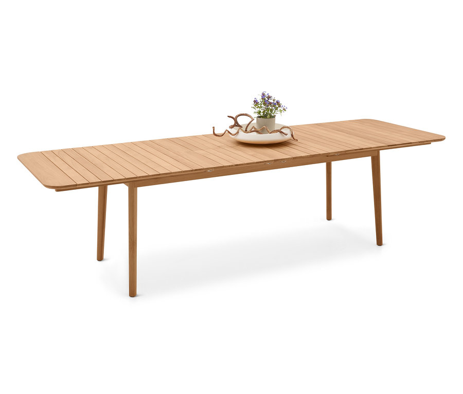 Ein langer, rechteckiger Holztisch im Freien mit einem kleinen Blumenarrangement in der Mitte.