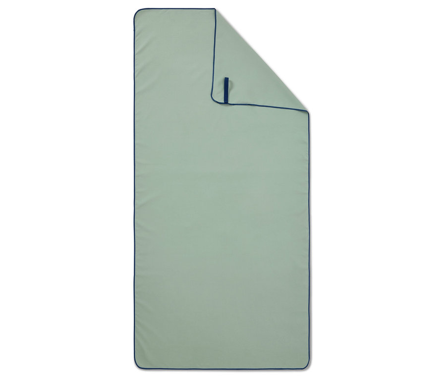 Hellgrünes Handtuch mit marineblauer Bordüre, teilweise gefaltet.