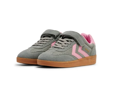 Ein Paar hummel® Sneaker »VM78 CPH JR« in Grau mit rosa Akzenten und brauner Sohle, mit Klettverschluss und Schnürsenkeln.