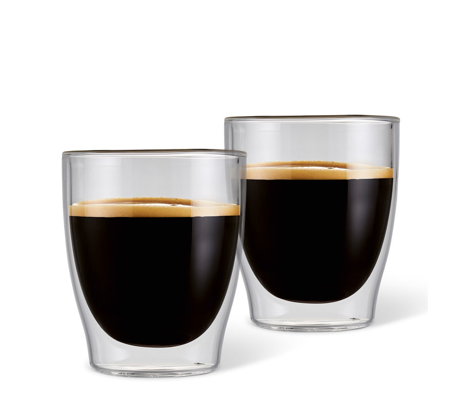 Zwei doppelwandige Espressogläser gefüllt mit Kaffee.