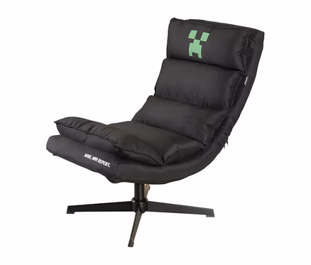 Schwarzer Gaming-Sessel mit zurückgelehnter Rückenlehne, grünem Minecraft Creeper Logo auf der Kopfstütze und „MINE. WIN. REPEAT.“ Schriftzug auf der Sitzfläche, auf schwarzem Drehfuß.