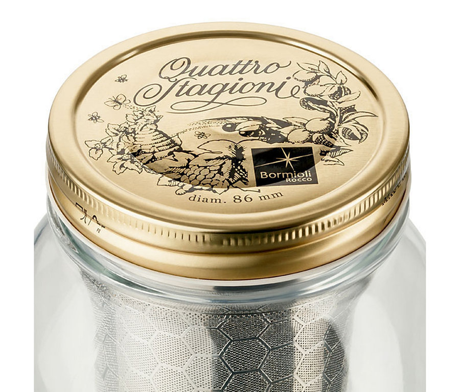 Detailaufnahme eines Cold Brew Maker »BrewJar« mit Metalldeckel.