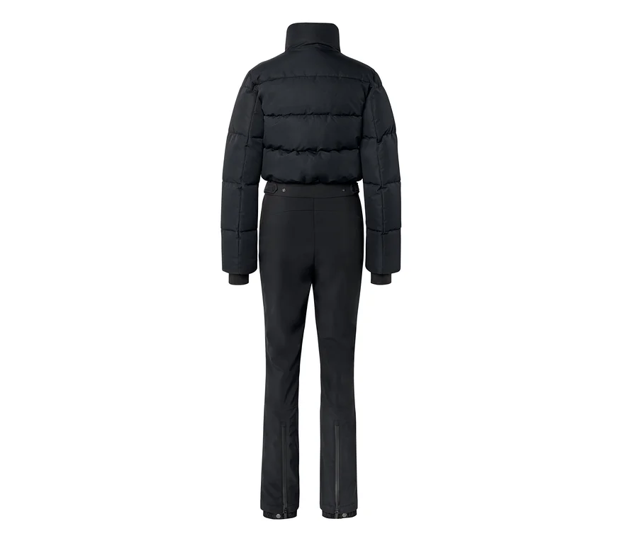 Schwarzer Skianzug von hinten, mit einer kurzen, wattierten Jacke und enganliegenden Hosen mit Reißverschlüssen an den Knöcheln.