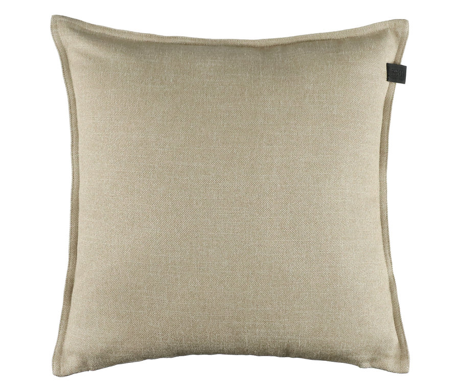 Beiger Dekokissen-Bezug „COAST“ aus der SCHÖNER WOHNEN-Kollektion mit sichtbaren Nähten und kleinem Etikett.