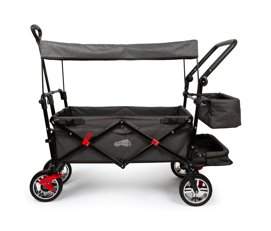 Ein schwarzer small foot Bollerwagen mit grauem Dach und Regencover.