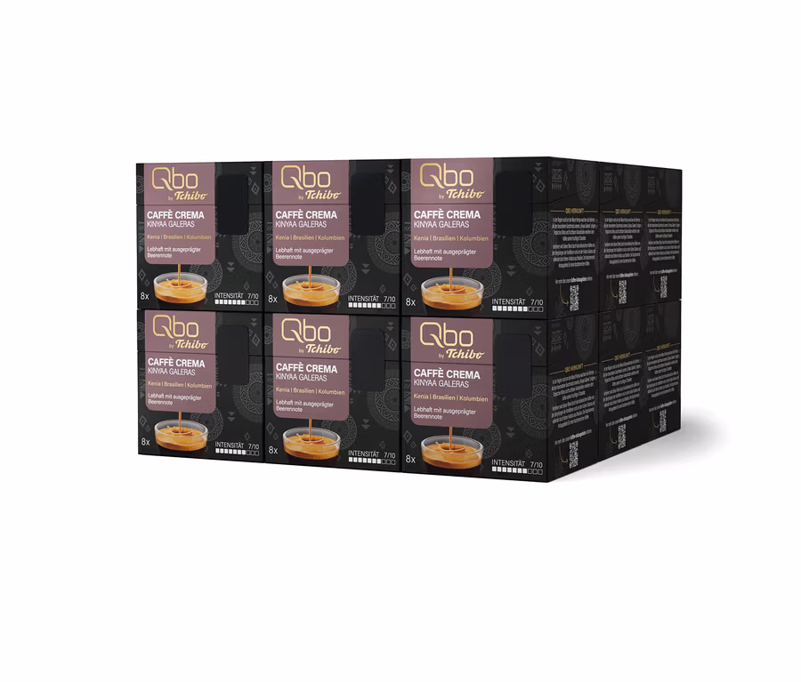 Stapel von Qbo by Tchibo Caffè Crema Kinyaa Galeras Kaffeekapselpackungen. Jede dunkle Packung zeigt weißen und orangen Text, ein Bild von Kaffee mit Crema und Details wie „8x“, „Intensität 7/10“, „Kenia | Brasilien | Kolumbien“ und „Lebhaft mit ausgeprägter Beerennote“.