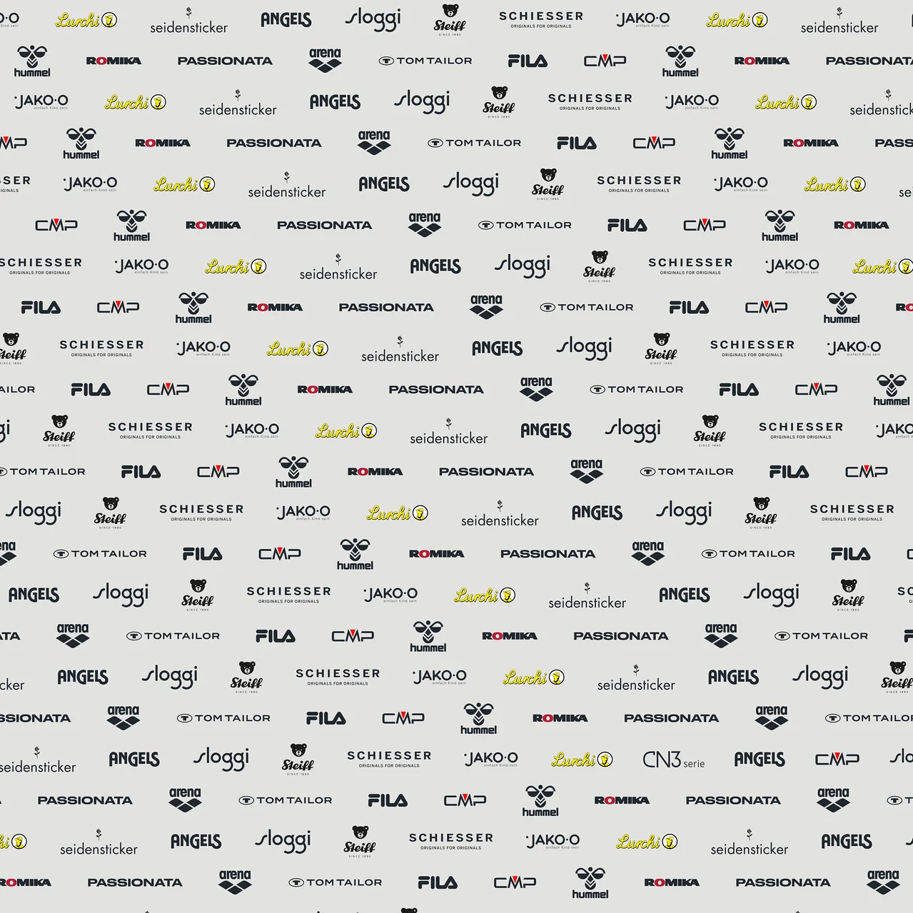 Heller Hintergrund mit einem sich wiederholenden Muster aus verschiedenen Markenlogos, darunter Lurchi, seidensticker, ANGELS, sloggi, Steiff, SCHIESSER, hummel, ROMIKA, PASSIONATA, arena, TOM TAILOR, FILA, CMP und JAKO-O.