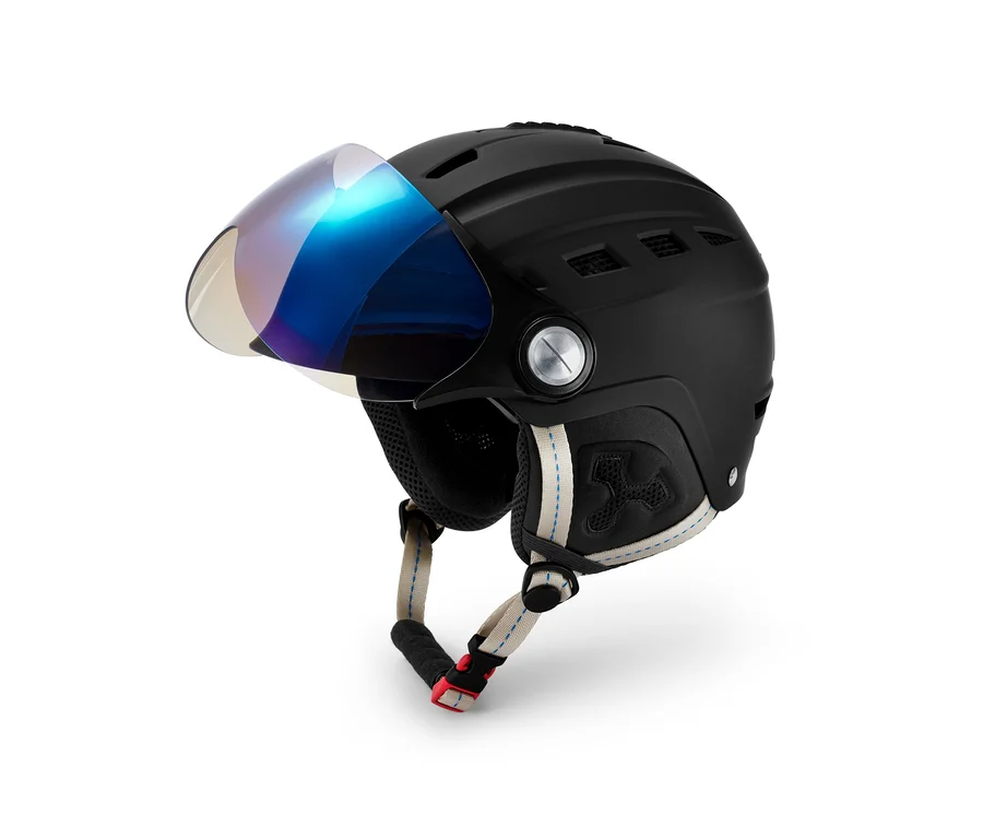 Schwarzer Hardshell-Ski- und Snowboard-Helm mit Visier.