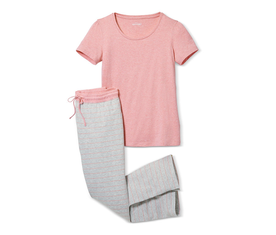 Ein rosafarbener Kurzarm-Pyjama und eine grau-rosa gestreifte 7/8-Hose liegen auf einem weißen Hintergrund.