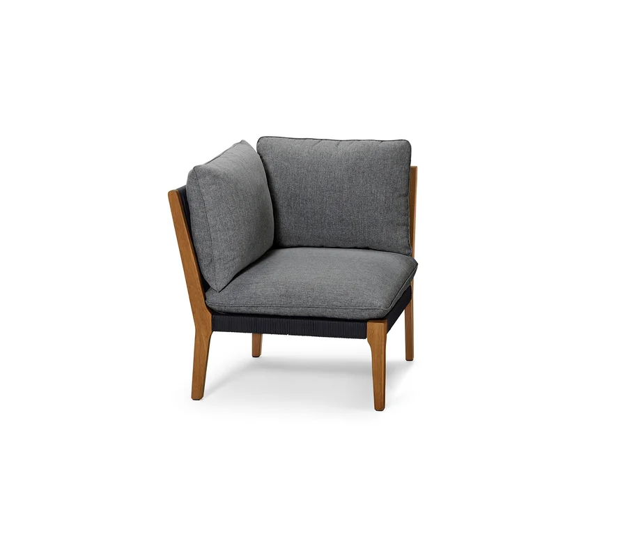 Eine Lounge-Möbel-Ecke mit grauen Kissen und Holzrahmen.