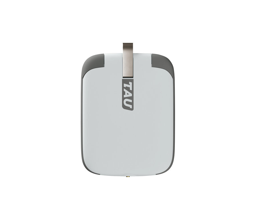 Nahaufnahme einer weißen TAU® 3-in-1-Keychain-Powerbank.