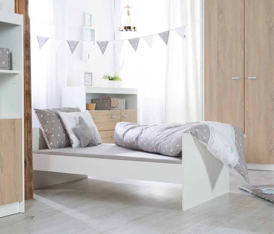 Kinderzimmer mit weißem roba »Gabriella« Kombi-Kinderbett, 70 x 140 cm, grauen Kissen und grauer Bettwäsche.