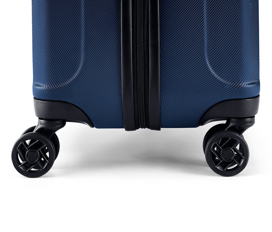 Detailansicht eines marineblauen Hartschalenkoffer-Sets, groß und klein, mit Fokus auf die Rollen.