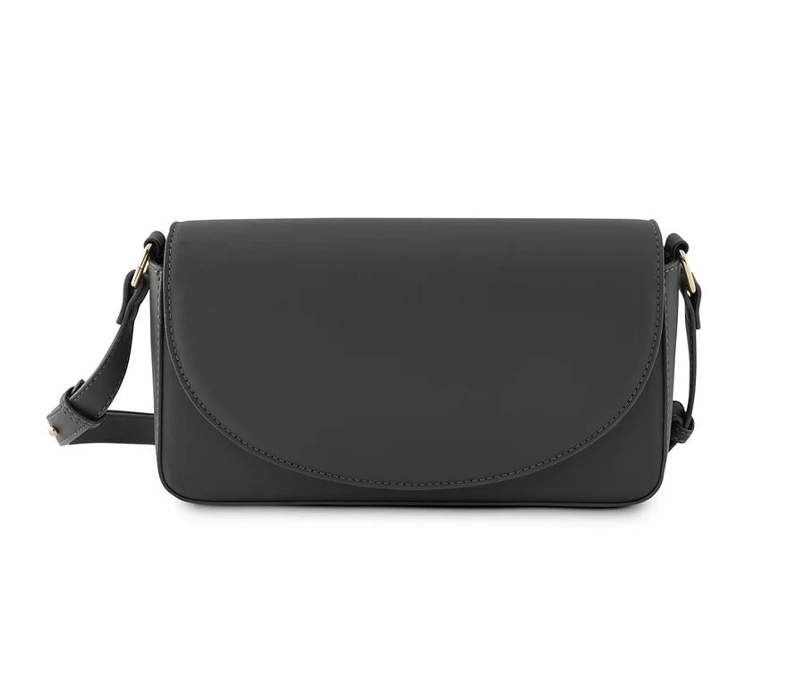 Eine dunkelgrüne Umhängetasche »Saddle Bag« liegt auf einem weißen Hintergrund.