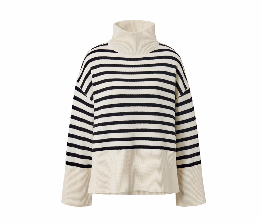Gestreifter Strickpullover mit Wolle in Creme und Schwarz.