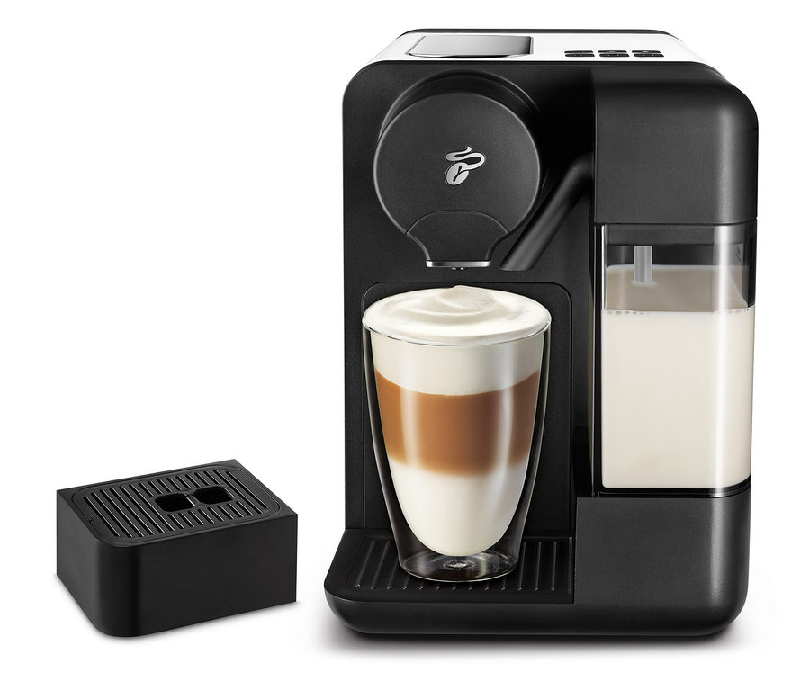 Schwarze Kaffeemaschine mit Cafissimo milk, weiß und einem Glas Latte.